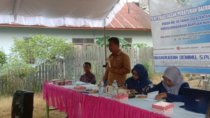 Ketua Komisi I DPRD Kaltim Baharuddin Demmu menggelar sosialisasi di Desa Bukit Pariaman. [Ist]