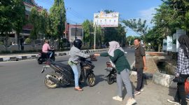 BERBAGI. Suasana pembagian paket makanan kepada pengendara yang melintas di depan Kantor Pegadaian Samarinda Jalan Basuki Rahmat, dalam program Jumat Berkah.