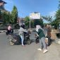BERBAGI. Suasana pembagian paket makanan kepada pengendara yang melintas di depan Kantor Pegadaian Samarinda Jalan Basuki Rahmat, dalam program Jumat Berkah.