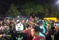 Keributan antara Youtuber Laurendra Hutagalung dengan Ojol karena konten cegat motor lawan arah di depan warung makan Ayam Bakar Wong Solo, Bukit Duri, Tebet, Jakarta Selatan. (Dok. Tribunnews) 