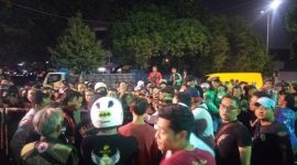 Keributan antara Youtuber Laurendra Hutagalung dengan Ojol karena konten cegat motor lawan arah di depan warung makan Ayam Bakar Wong Solo, Bukit Duri, Tebet, Jakarta Selatan. (Dok. Tribunnews) 