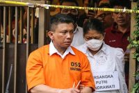 Ferdy Sambo dan istrinya, Putri Candrawathi melakuka proses rekonstruksi terkait kasus pembunuhan Brigadir J di rumah dinas Duren Tiga, Selasa (30/8). (Dok. Antara)