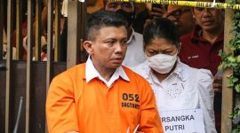 Ferdy Sambo dan istrinya, Putri Candrawathi melakuka proses rekonstruksi terkait kasus pembunuhan Brigadir J di rumah dinas Duren Tiga, Selasa (30/8). (Dok. Antara)