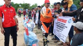 Bupati Kukar Serahkan Bantuan Mesin Diesel dan Bibit Ikan kepada Nelayan di Desa Muara Badak Ilir (ist)