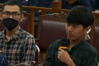 Sopir ambulans mengaku kaget karena melihat jenazah dan banyak orang (detik.com)