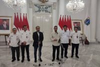 Zudan Arif Fakrullah (tiga dari kiri) selaku Direktur Jenderal Kependudukan dan Pencatatan Sipil dan Heru Budi Hartono (empat dari kiri) selaku Penjabat Gubernur DKI Jakarta ketika bertemu di Balai Kota DKI Jakarta, Gambir, Jakarta Pusat, Rabu (22/2). (Dok. Kompas.com)