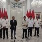 Zudan Arif Fakrullah (tiga dari kiri) selaku Direktur Jenderal Kependudukan dan Pencatatan Sipil dan Heru Budi Hartono (empat dari kiri) selaku Penjabat Gubernur DKI Jakarta ketika bertemu di Balai Kota DKI Jakarta, Gambir, Jakarta Pusat, Rabu (22/2). (Dok. Kompas.com)