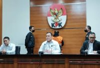 KPK Menahan Bupati Mamberamo Tengah Ricky Ham Pagawak. (dok.okezone.com)