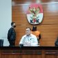 KPK Menahan Bupati Mamberamo Tengah Ricky Ham Pagawak. (dok.okezone.com)
