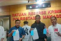 AKBP Ridwan JM Hutagaol selaku Kasat Reskrim Polrestabes Makassar ketika mempublikasikan kasus miras oplosan yang menewaskan remaja di Makassar. (Dok. Head Topics)