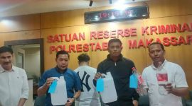 AKBP Ridwan JM Hutagaol selaku Kasat Reskrim Polrestabes Makassar ketika mempublikasikan kasus miras oplosan yang menewaskan remaja di Makassar. (Dok. Head Topics)