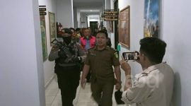 Para Tersangka setelah melakukan pemeriksaan di Kantor Kejaksaan Negeri Kabupaten Gorontalo, Senin (6/03/2023). (Dok. 60dtk)