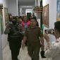 Para Tersangka setelah melakukan pemeriksaan di Kantor Kejaksaan Negeri Kabupaten Gorontalo, Senin (6/03/2023). (Dok. 60dtk)