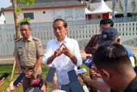 Presiden Joko Widodo menjawab pertanyaan wartawan terkait penanganan akibat cuaca ekstrem di Papua Tengah setelag peresmian sodetan Ciliwung, di Jakarta, Senin (31/7/2023). (Dok. iNews)