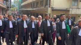 Kamaruddin Simanjuntak datang ke Bareskrim bersama pengacara lainnya dan pendukungnya (ketiga dari kiri). (Dok. Detikcom) 