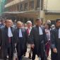 Kamaruddin Simanjuntak datang ke Bareskrim bersama pengacara lainnya dan pendukungnya (ketiga dari kiri). (Dok. Detikcom) 