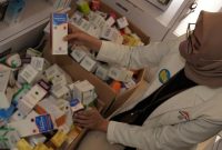 Petugas mengumpulkan berbagai jenis obat sirup yang dilarang dijual sementara (cnnindonesia.com)