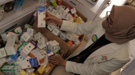 Petugas mengumpulkan berbagai jenis obat sirup yang dilarang dijual sementara (cnnindonesia.com)