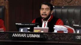 Anwar Usman selaku Ketua Majelis bacakan putusan Pasal Penyerangan Harkat Martabat Presiden. (Dok. Sindo News)