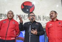 FX Rudy (kanan) bersama Sekjen PDIP Hasto Kristiyanto (tengah) dan Ketua DPP PDIP Komaruddin Watubun (cnnindonesia.com)