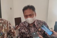 Wakil Ketua Komisi III DPRD Kaltim Agus Suwandy (kanan) bersama Kepala Dinas ESDM Kaltim Christianus Benny (kiri). [Mediaetam.com/Idham]