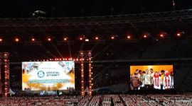 Praja PDN Kemndagri yang berjumlah 3.000 orang pecahkan rekor dunia (Guinness World Records) dalam pergelaran angklung terbesar di dunia yang diadaksn di Stadion Utama Gelora Bung Karno Jakarta (Dok. Republika)