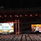 Praja PDN Kemndagri yang berjumlah 3.000 orang pecahkan rekor dunia (Guinness World Records) dalam pergelaran angklung terbesar di dunia yang diadaksn di Stadion Utama Gelora Bung Karno Jakarta (Dok. Republika)