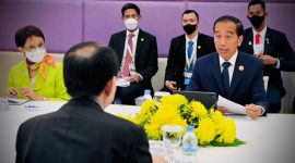 Presiden Joko Widodo melakukan pertemuan bilateral dengan presiden asian development bank ADB masatsugu asakawa di hotel sokha (cnbcindonesia.com)
