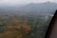 Penghentian sementara jalannya evakuasi Kapolri Jambi dan 7 kru helikopter dari hutan Kerinci lewat jalan udara disebabkan oleh faktor cuaca. (dok Basarnas)