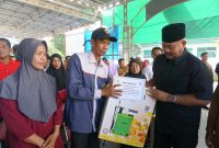 Bupati Kukar Berikan Penghargaan dan Bantuan kepada Para Ketua RT di Desa Genting Tanah (ist)