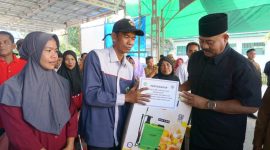 Bupati Kukar Berikan Penghargaan dan Bantuan kepada Para Ketua RT di Desa Genting Tanah (ist)