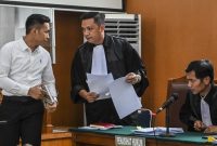 
Terdakwa kasus pembunuhan Brigadir Yosua, Bhayangkara Dua Richard Eliezer Pudihang Lumiu mengikuti sidang lanjutan di PN Jakarta Selatan, Jakarta, Senin (31/1022) (cnnindonesia.com)



