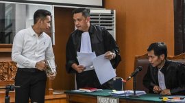 
Terdakwa kasus pembunuhan Brigadir Yosua, Bhayangkara Dua Richard Eliezer Pudihang Lumiu mengikuti sidang lanjutan di PN Jakarta Selatan, Jakarta, Senin (31/1022) (cnnindonesia.com)


