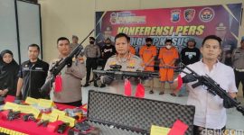 Tersangka dan senpi ilegal ketika didatangkan pada press release di Polres Sidoarjo (Dok. detikJatim.com)