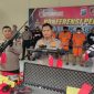 Tersangka dan senpi ilegal ketika didatangkan pada press release di Polres Sidoarjo (Dok. detikJatim.com)